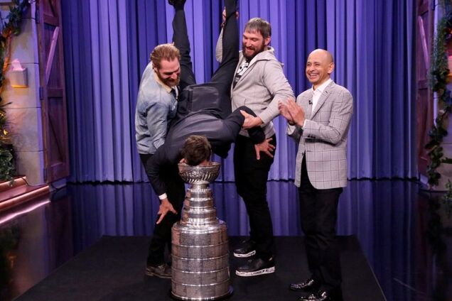 Лучший хоккеист России в прямом эфире 'поглумился' над знаменитым ведущим: видео курьеза