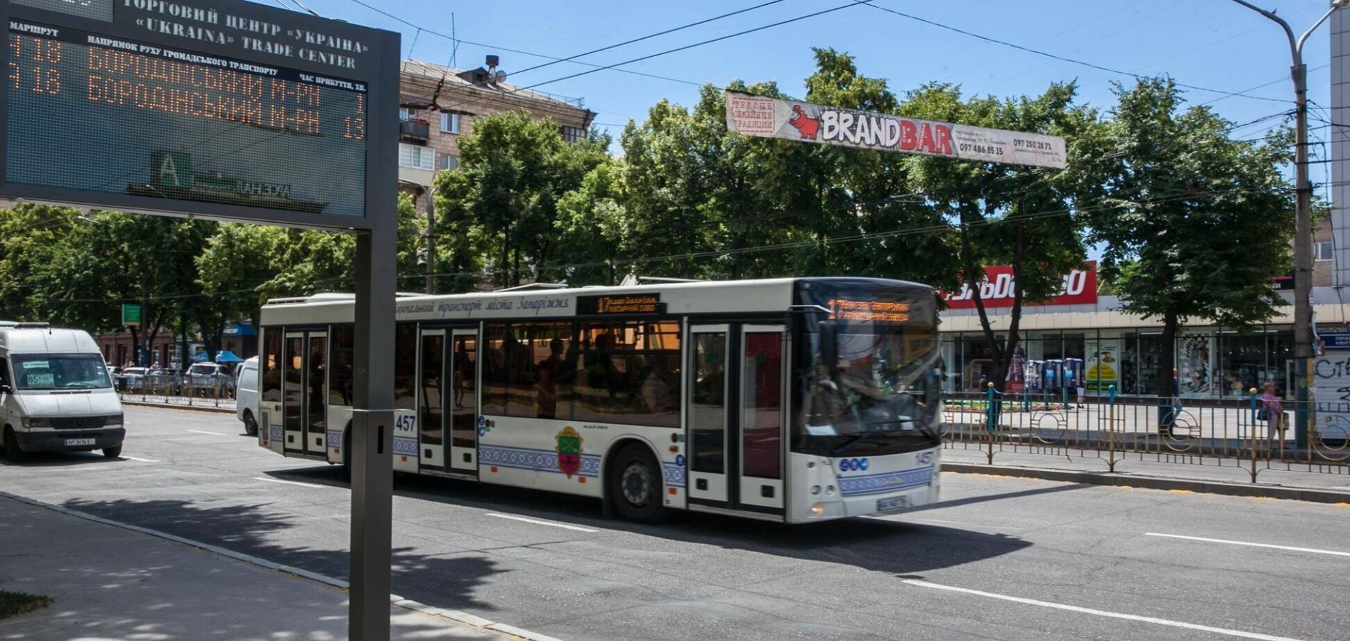 З Wi-Fi і підзарядкою: в Запоріжжі з'явилася перша смарт-зупинка