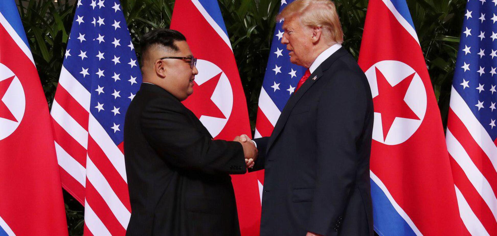 Трамп и Ким Чен Ын пожали друг другу руку
