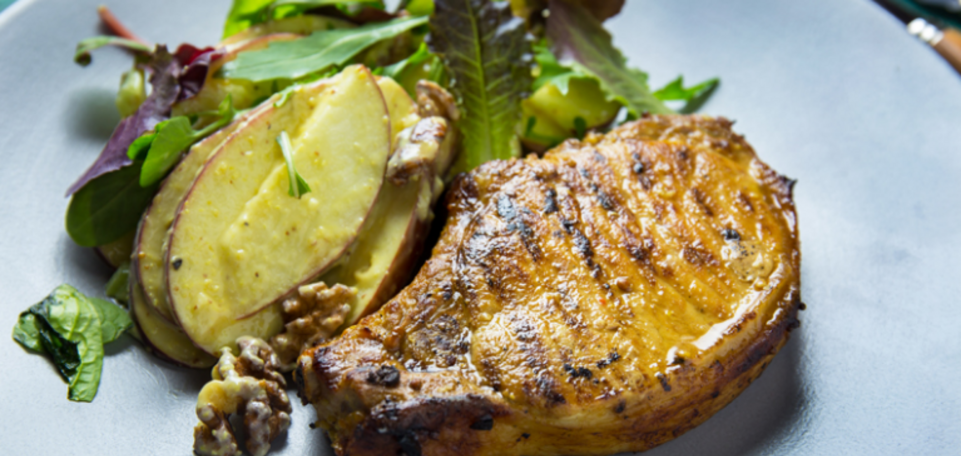 Свинина в горчице с яблочным салатом