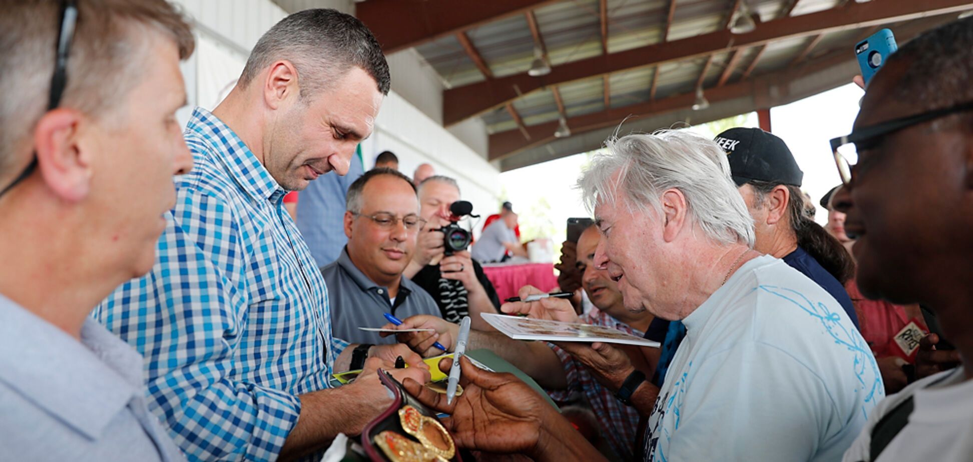 Американцы выстраивались в длинные очереди, чтобы взять автограф у Виталия Кличко: фото, видео