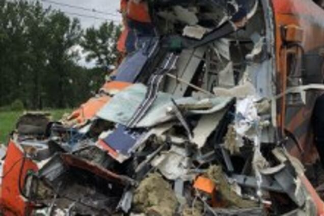 У Польщі вантажівка протаранила потяг: десятки постраждалих. Подробиці і фото