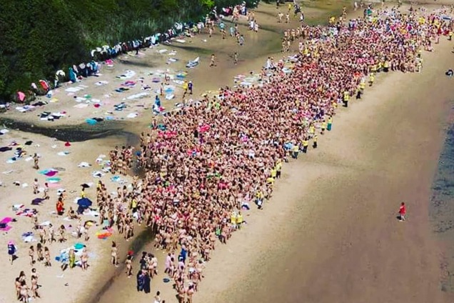 В Ирландии тысячи голых женщин искупались в ледяном море: фото и видео