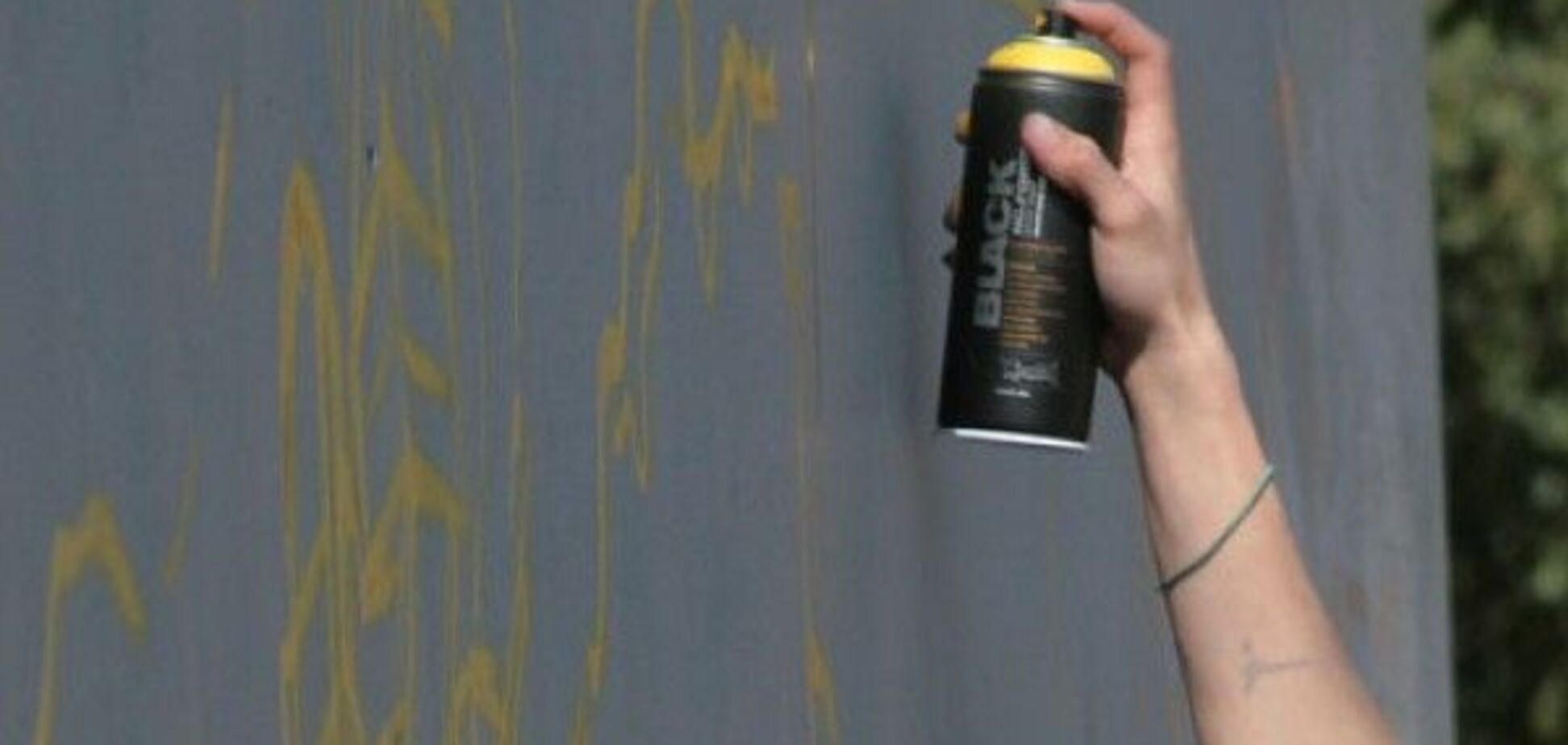 'Это предупреждение': поклонники 'ДНР' надругались над авто координатора Майдана в Днепре