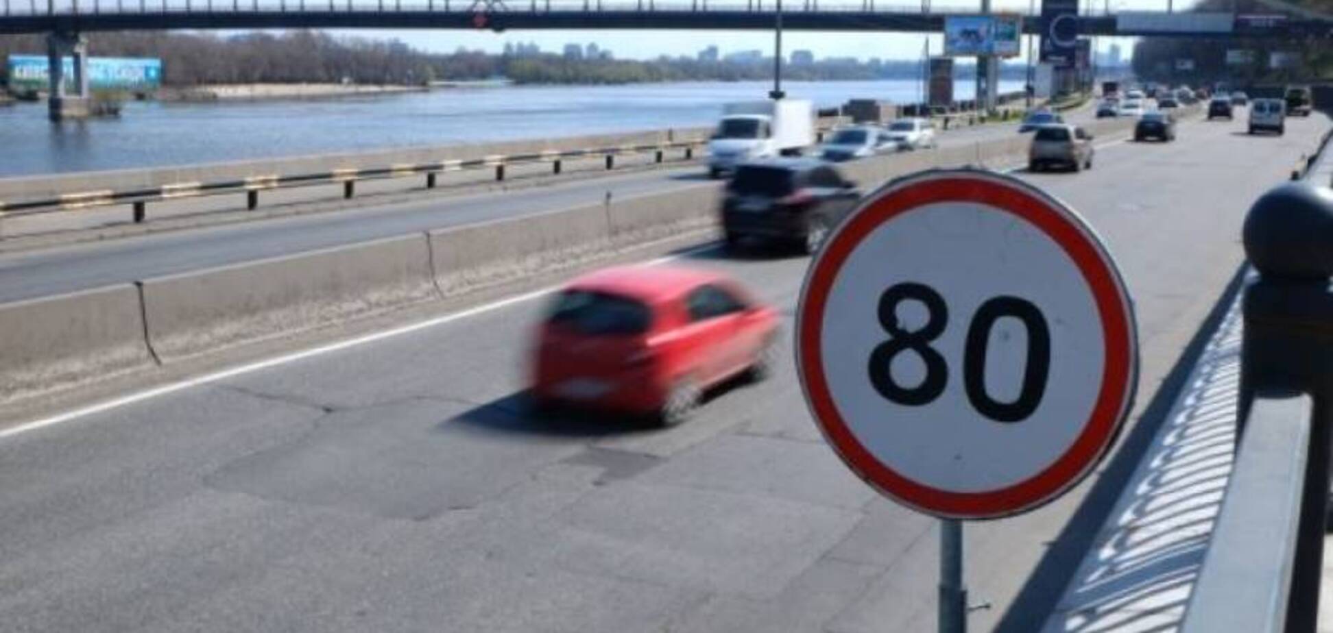 В Киеве хотят увеличить скорость движения авто до 80 км/час: список улиц