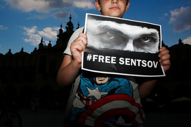 'Безоговорочно': Европарламент потребовал от России освободить Сенцова