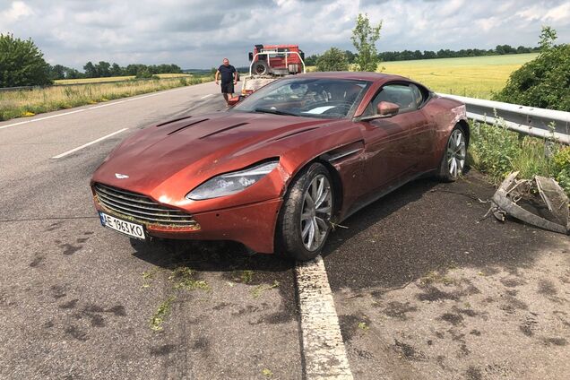Оставили записку: на трассе Харьков-Днепр бросили разбитый Aston Martin