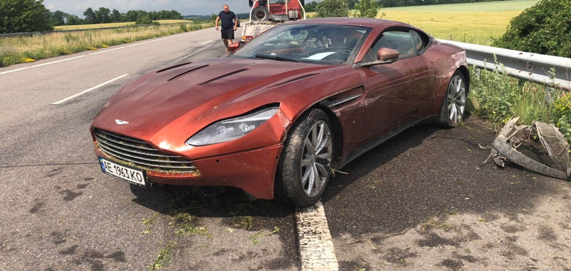 Залишили записку: на трасі Харків-Дніпро покинули розбитий Aston Martin