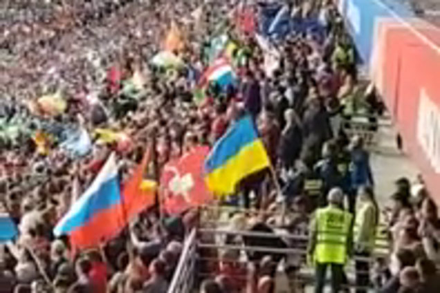 ЧС-2018: на матчі збірної Росії розгорнули прапор України