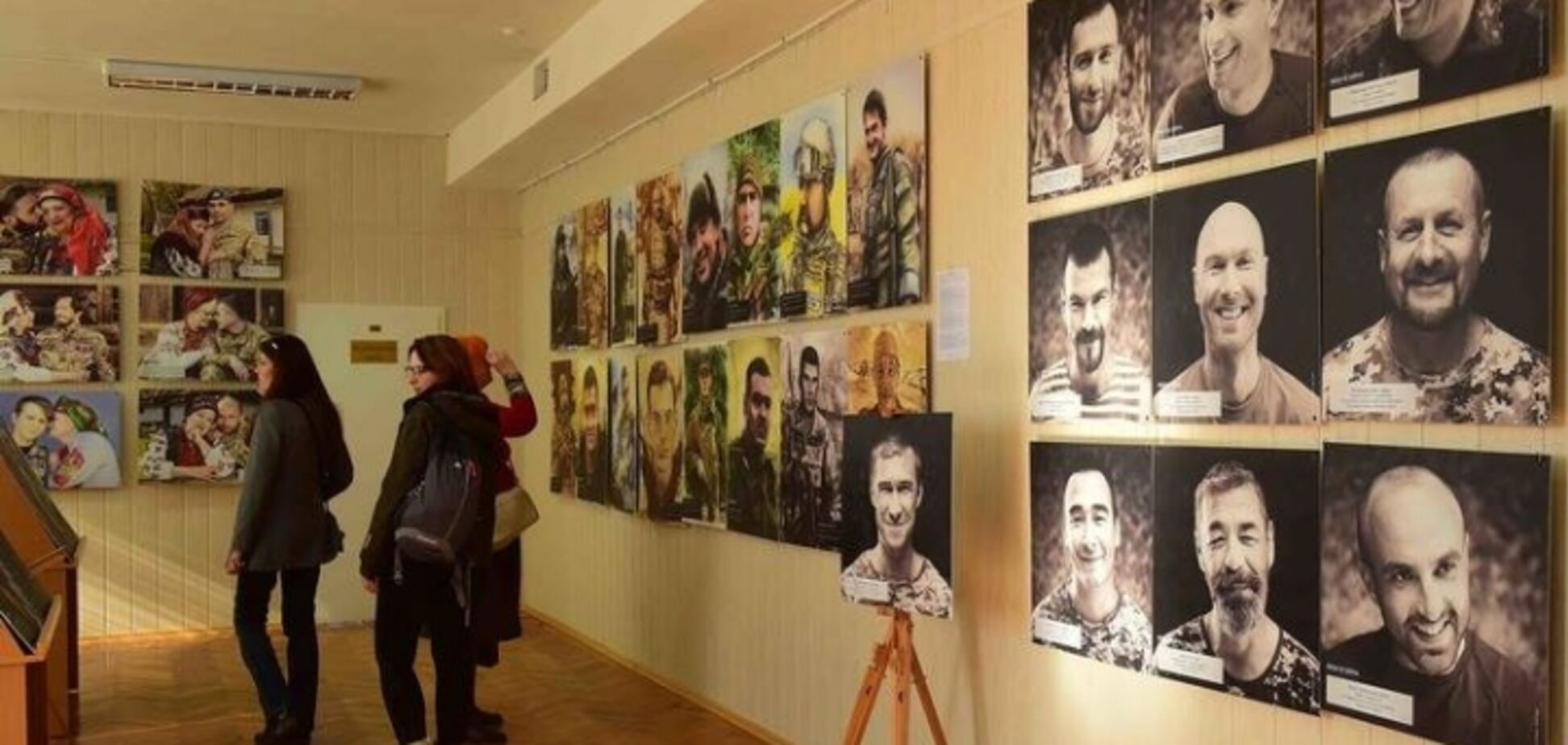Львовские волонтеры привезли на Донбасс фотовыставку и 'Киборгов'