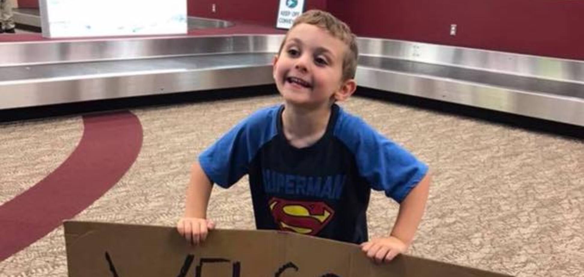 Хлопчик розіграв маму в аеропорту і став зіркою мережі