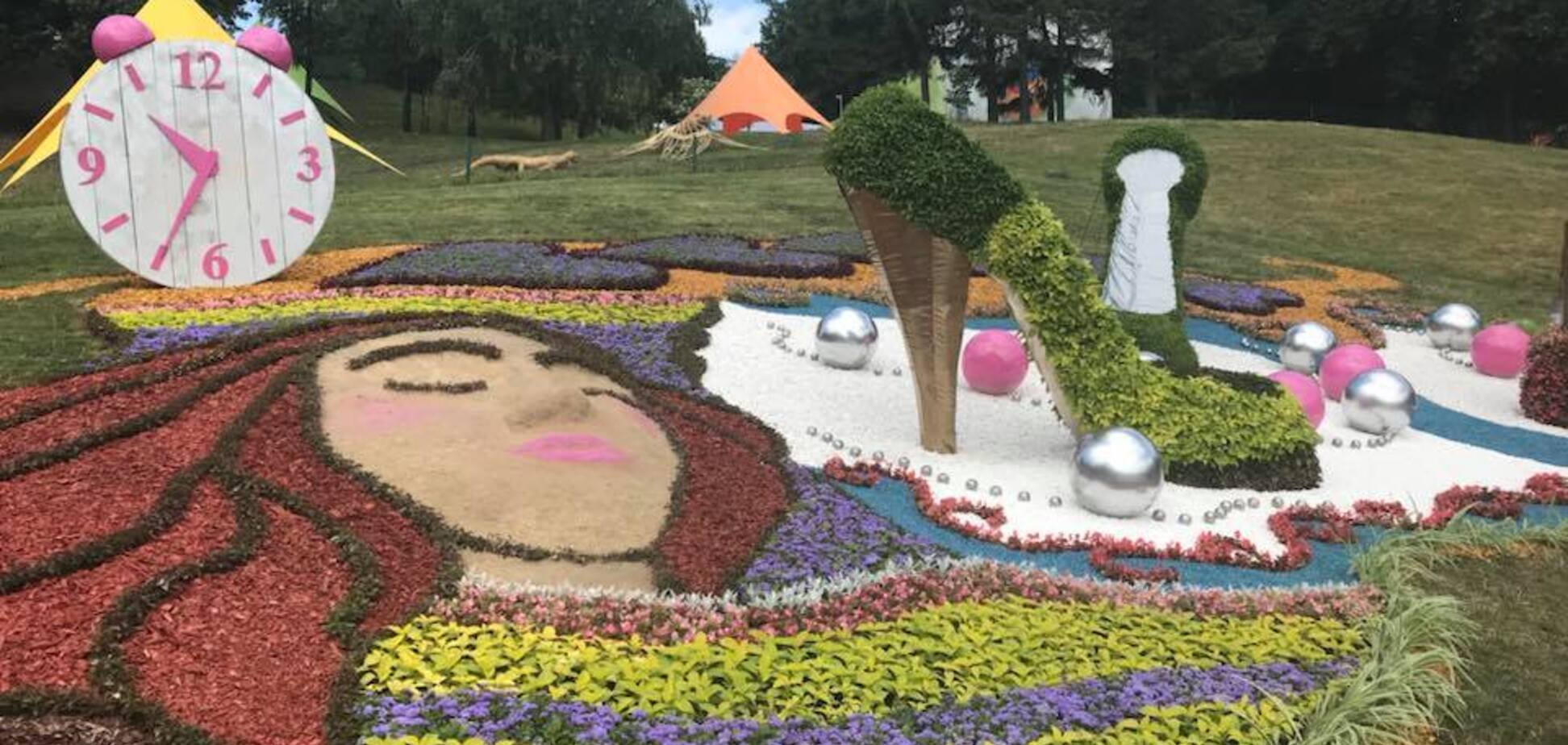 'Світ велетнів': у Києві відкрилася виставка гігантських інсталяцій