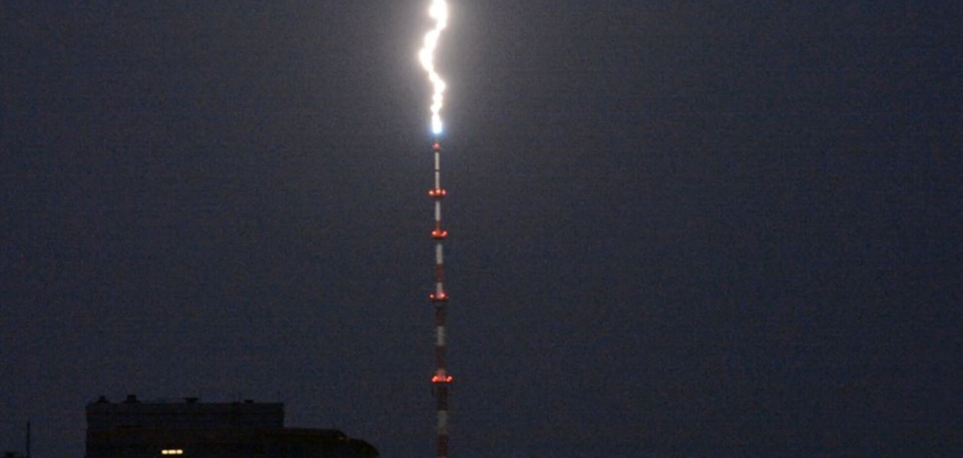 Молния ударила в телебашню в Киеве: опубликовано впечатляющее видео