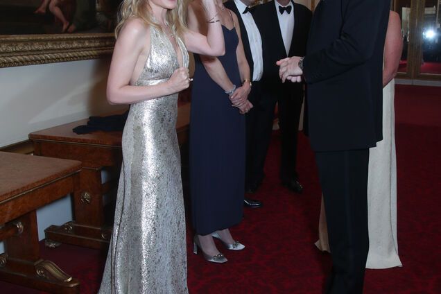 Кайлі Міноуг у сукні з глибоким декольте зустрілася з принцом Вільямом
