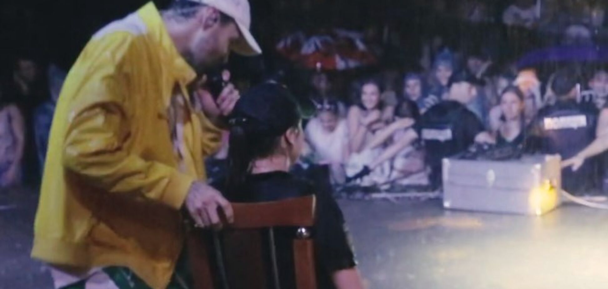 Украинский певец устроил эротические танцы на руках у полицейской