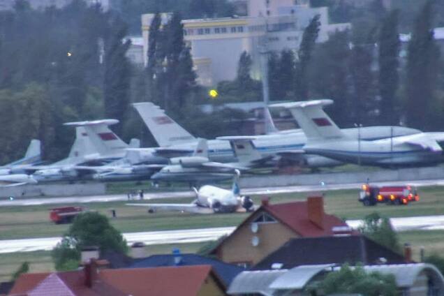 'С ссадинами и ушибами': десятки пассажиров с детьми застряли в аэропорту 'Киев'