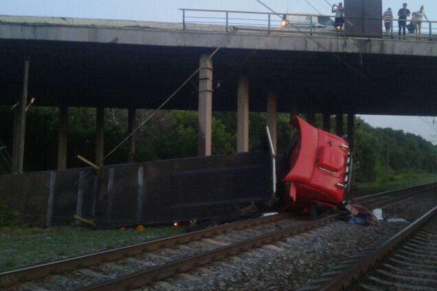 Прибирала техніка Міноборони: вантажівка злетіла з моста і впала на рейки