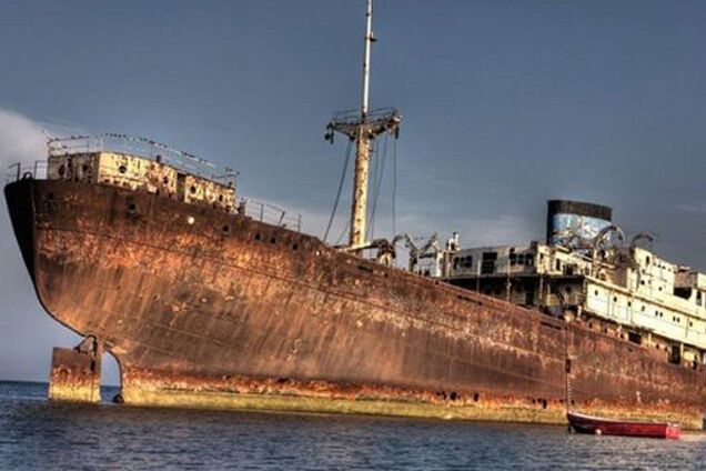 На столе было виски: в Карибском море обнаружили корабль-призрак