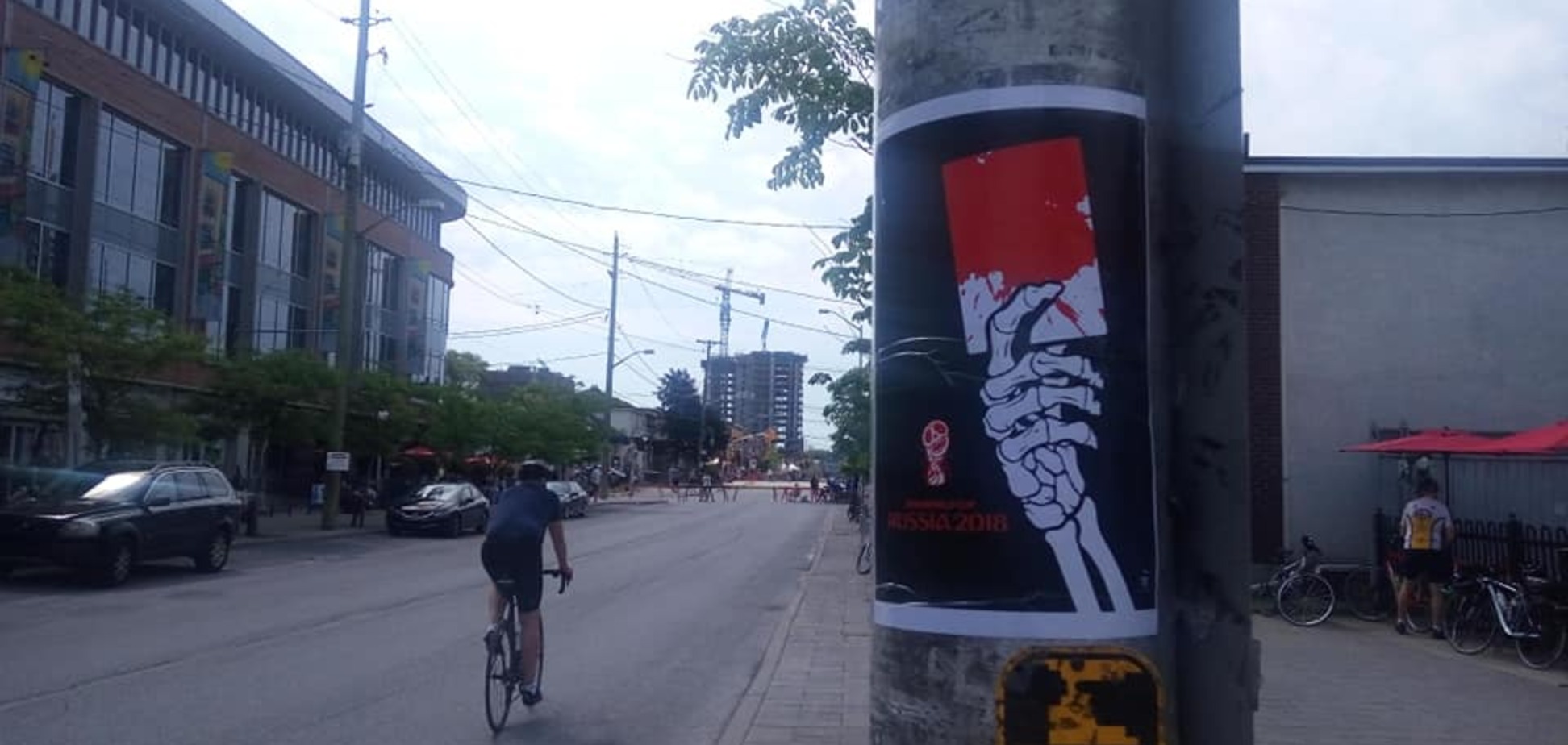 Кровавые плакаты ЧМ-2018 оккупировали еще одну страну