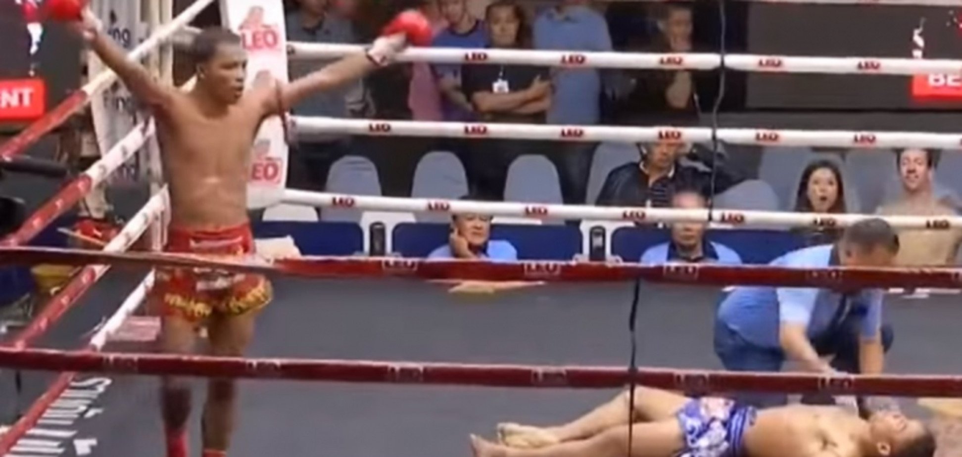 Удар года: тайский боксер отправил соперника в кошмарный нокаут