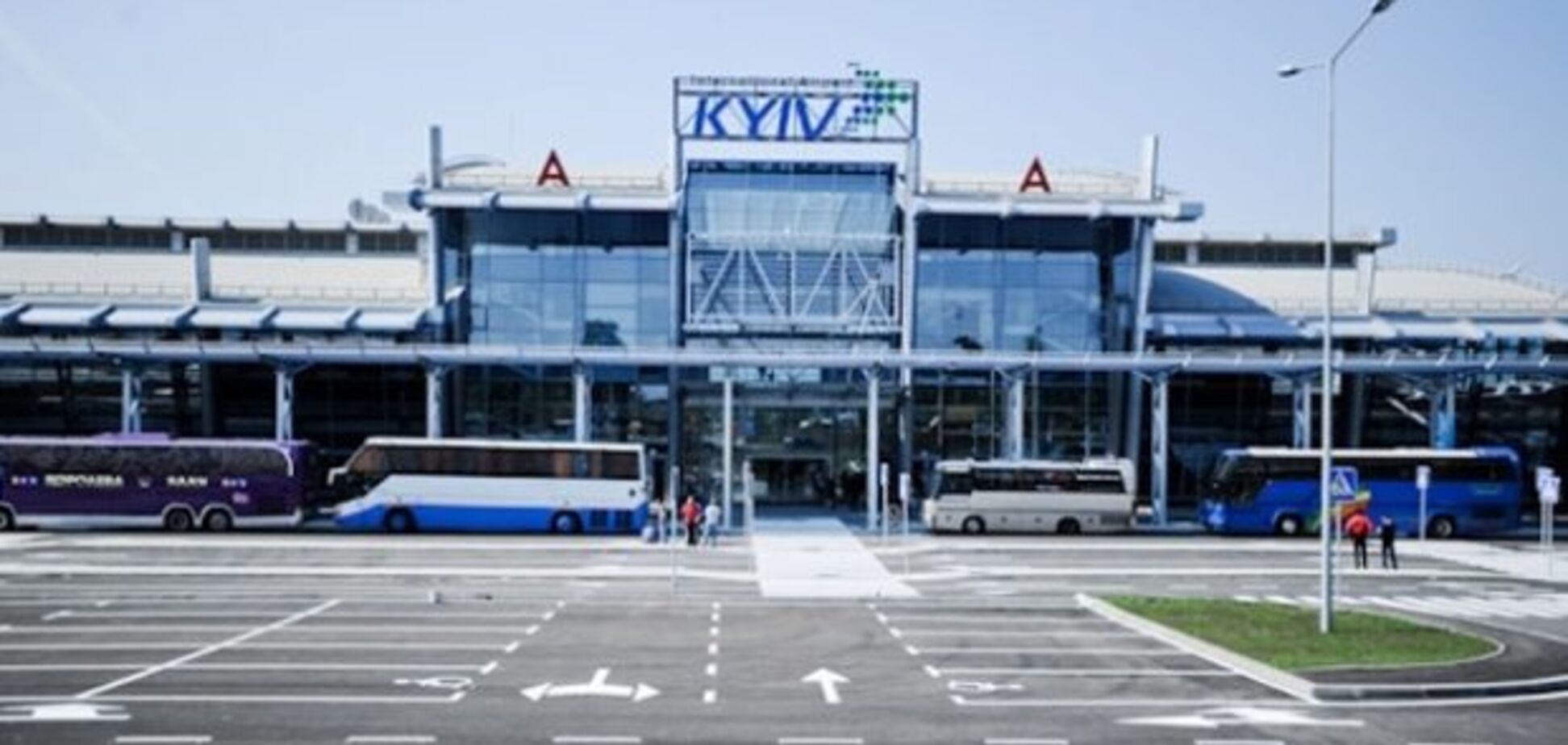 Выходы блокируют: в аэропорту Киева произошло масштабное ЧП с самолетом