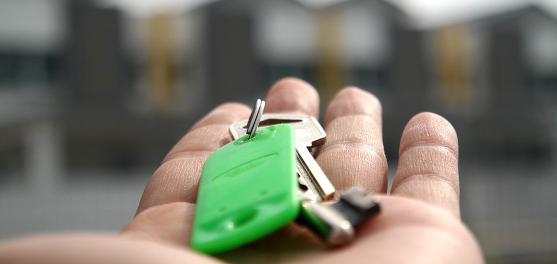 Сколько стоит содержать дом и квартиру