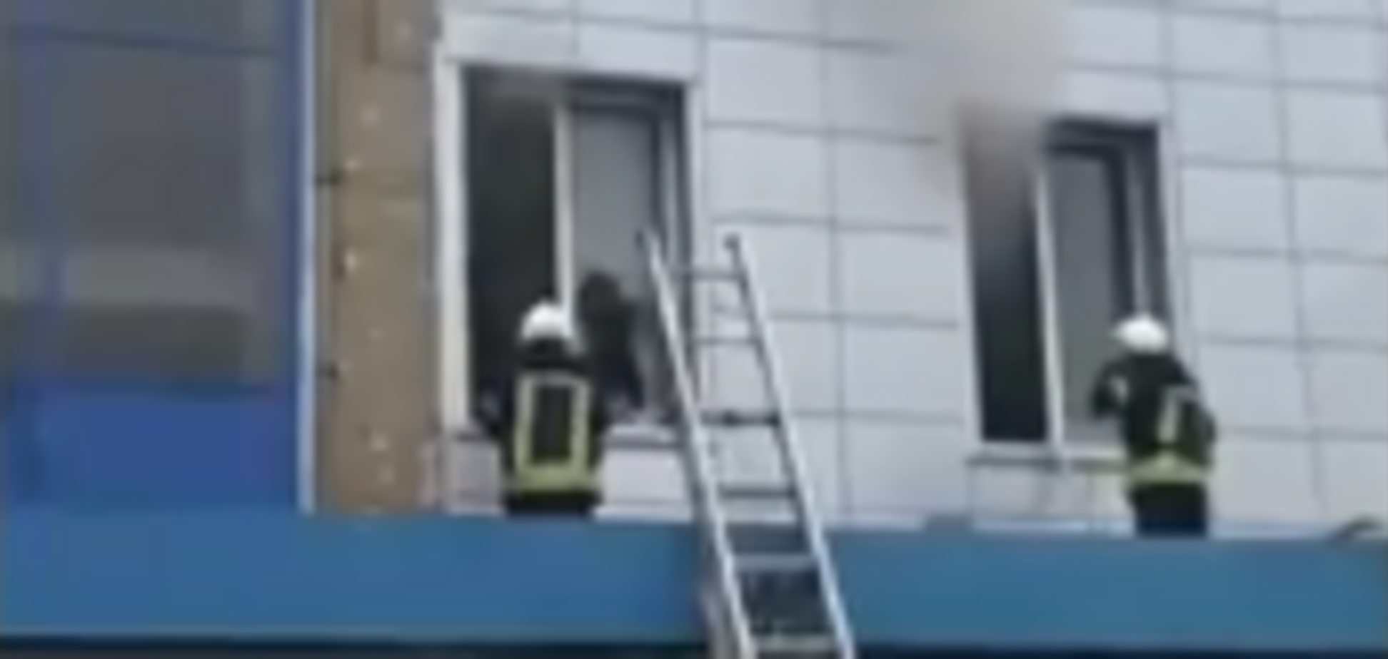 У Києві загорівся автовокзал: опубліковано відео