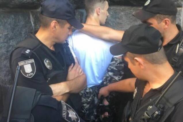'Крымнаш!' В центре Киева задержали парня с арсеналом оружия