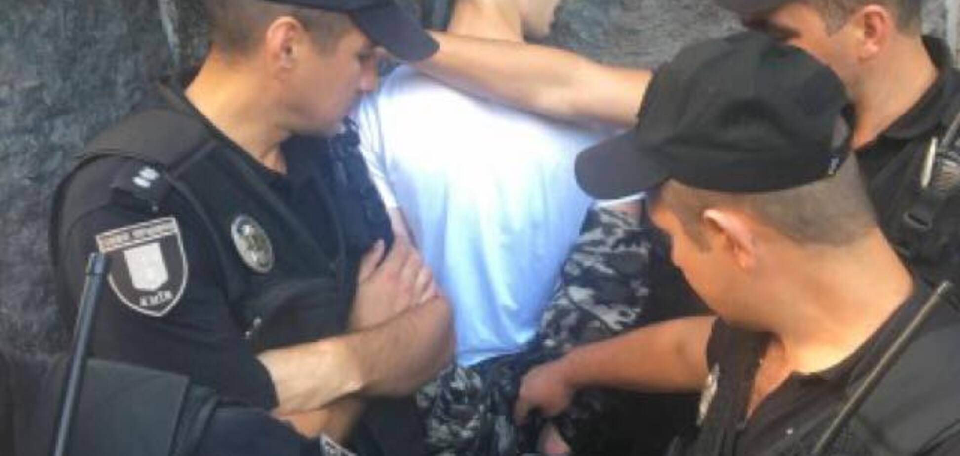 'Крымнаш!' В центре Киева задержали парня с арсеналом оружия