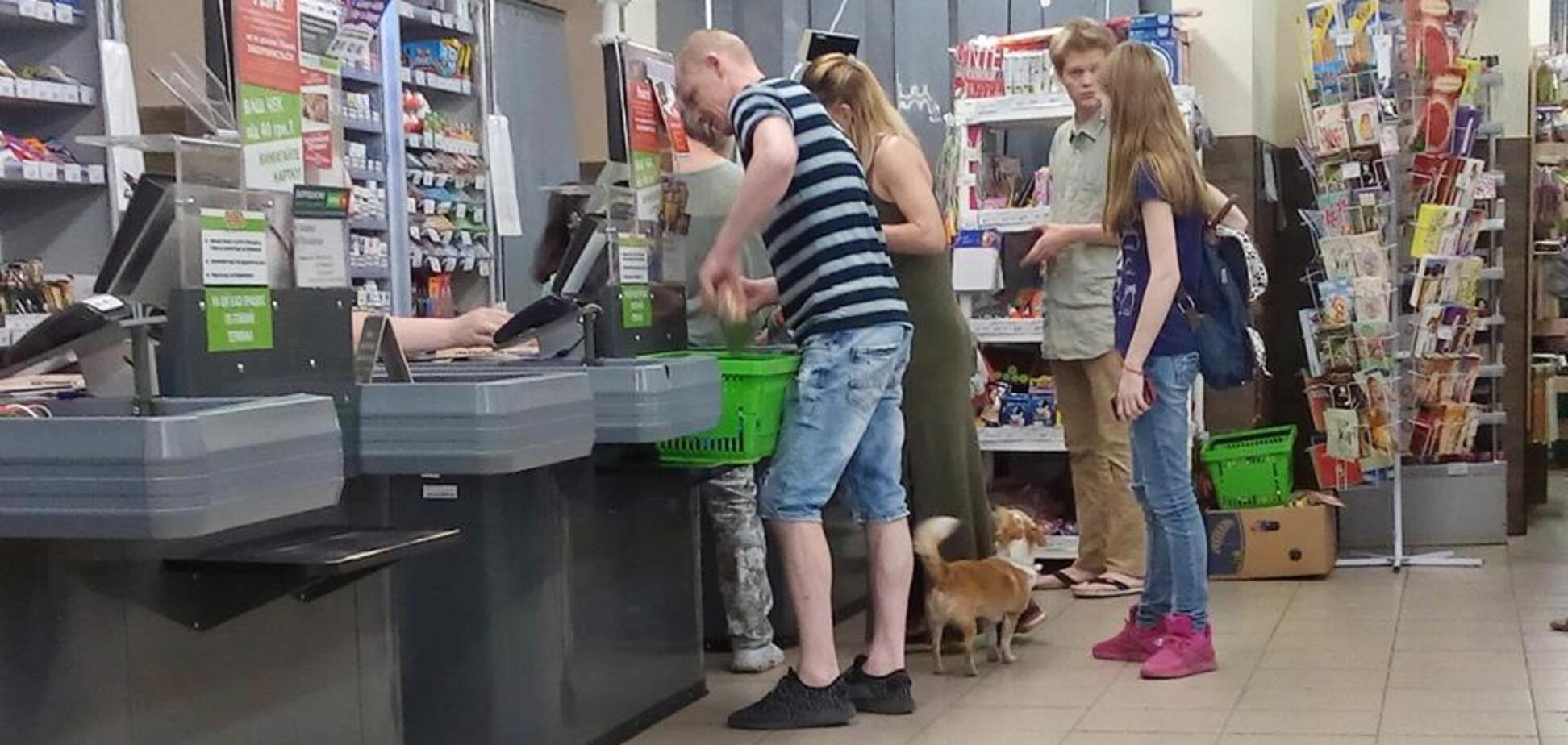 'Она же маленькая!' Киевлян возмутил случай с собакой в супермаркете