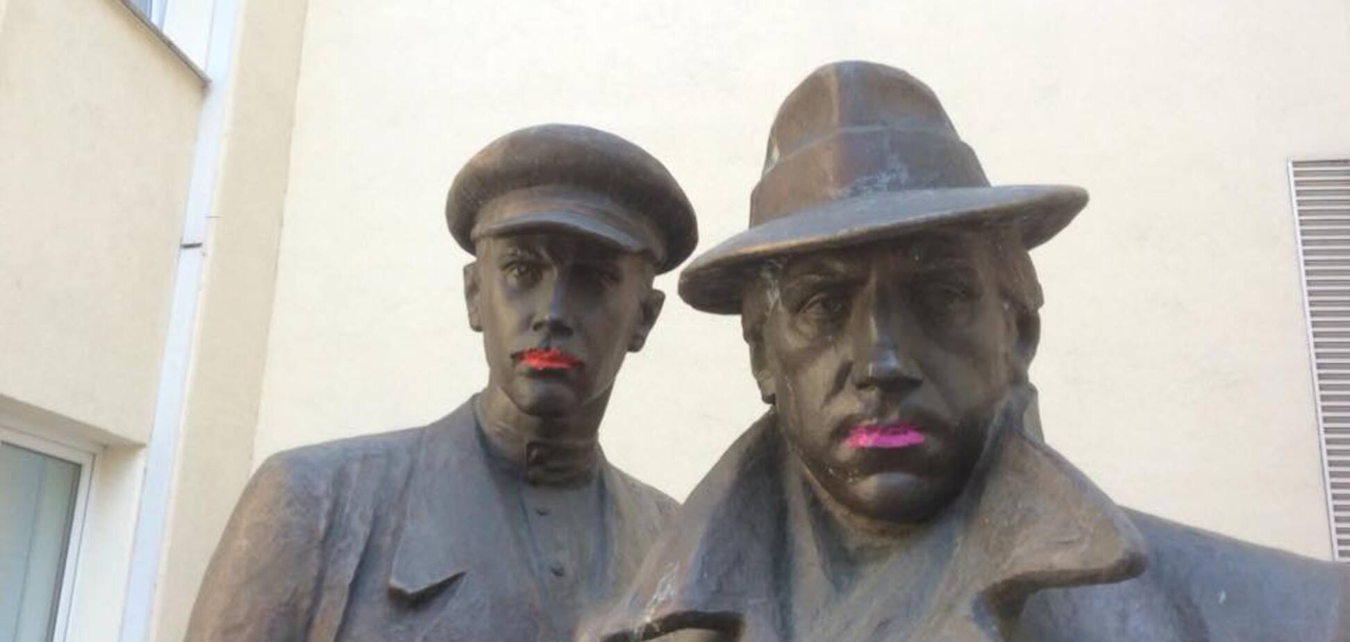 'Змінив стать і пофарбував губи': поліція затримала активістів С14 за 'знущання' над пам'ятником