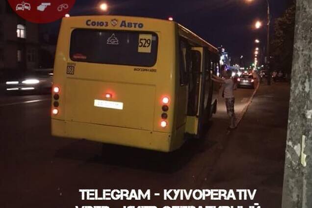 В Киеве маршрутка потеряла дверь: опубликованы фото