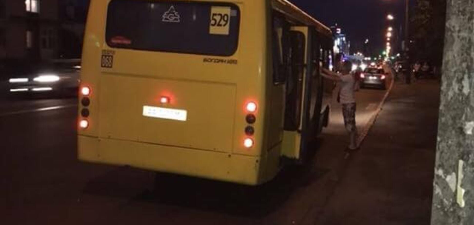 В Киеве маршрутка потеряла дверь: опубликованы фото
