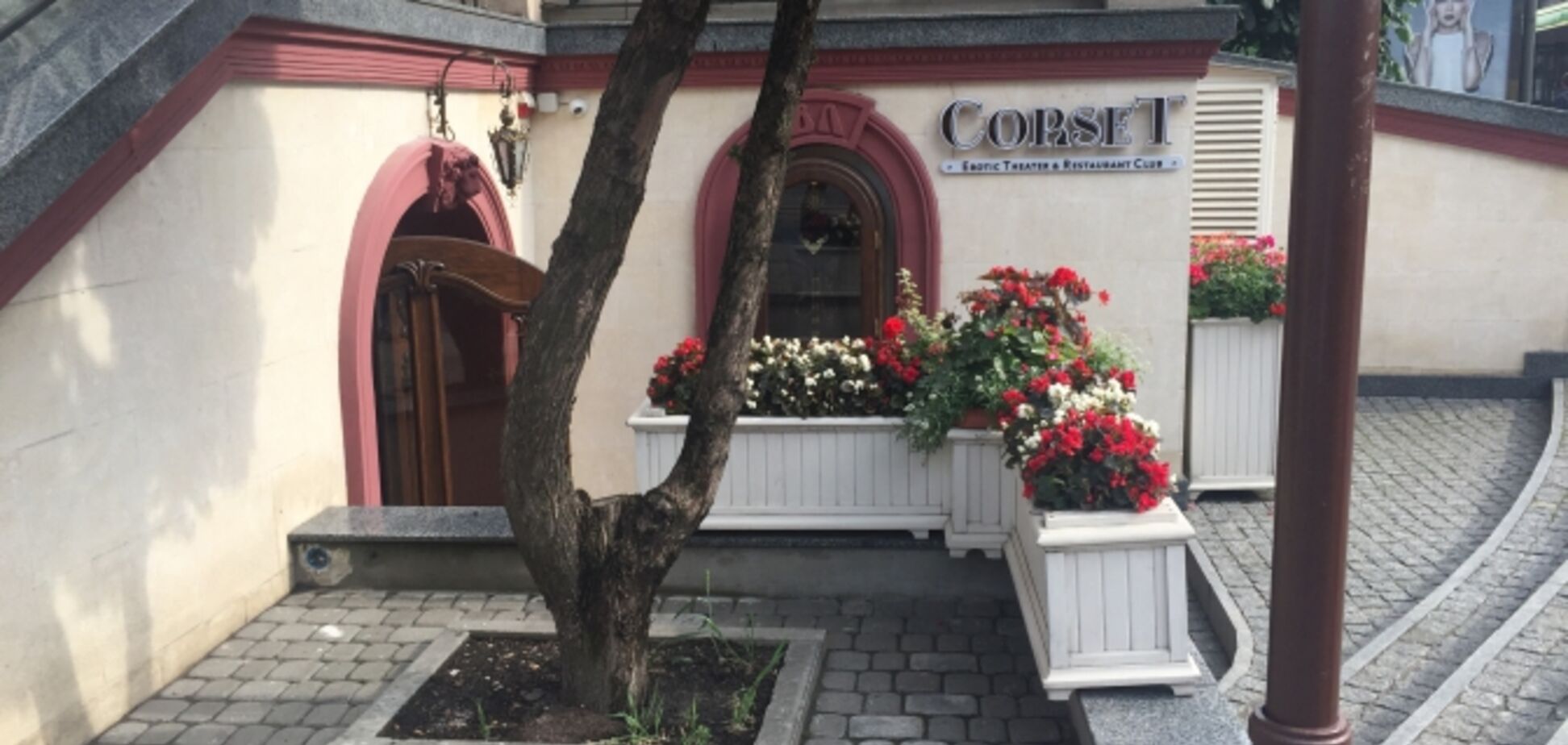 'Это дно!' Во Львове в театре открыли эротический клуб