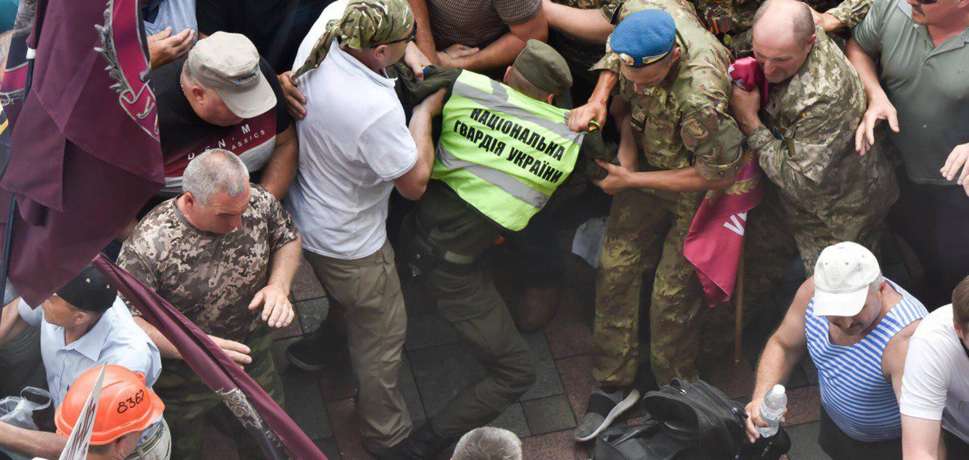 Штурм Ради: з'явилися перші відео сутичок поліції і мітингарів