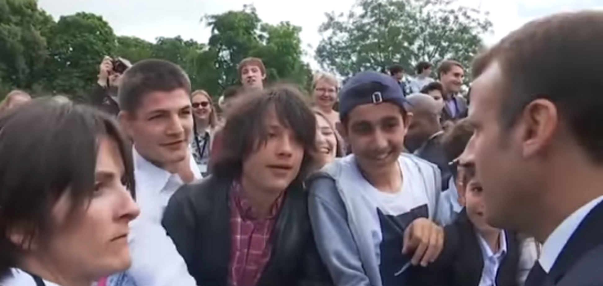 'Не Ману, а господин президент': Макрон отчитал школьника за фамильярность