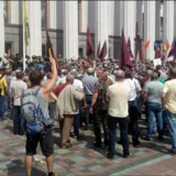 "Прорвали кордон": під Радою відбулися сутички мітингувальників із поліцією