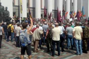 "Прорвали кордон": под Радой произошли стычки митингующих с полицией