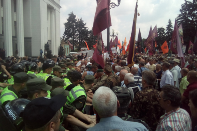 Зіткнення під Радою: нардепи вийшли до мітингувальників