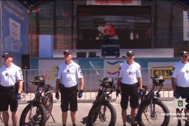 У шортах і зі словниками: в Україні з'явилася нова поліція