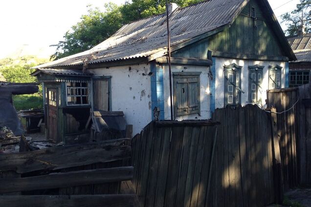 Терористи випалюють будинки мирних жителів на Донбасі