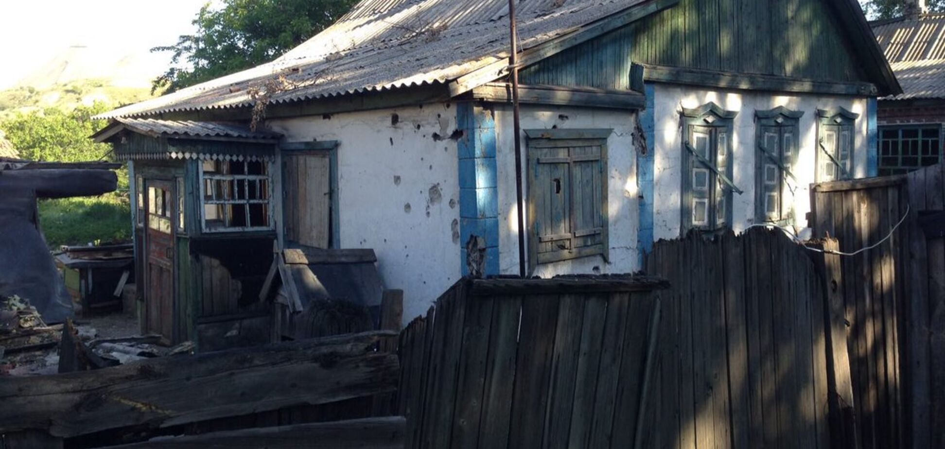 Террористы выжигают дома мирных жителей на Донбассе