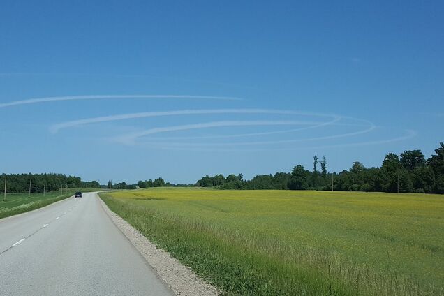 Заподозрили НЛО: загадочные круги в небе напугали жителей Латвии. Фотофакт