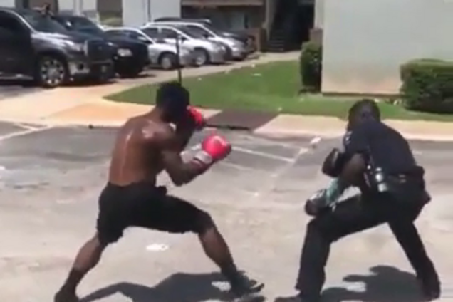 Поліцейський на вулиці влаштував з перехожим боксерський поєдинок: відеофакт