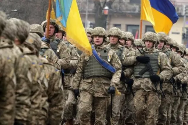 Порошенко подписал закон, мотивирующий служить в армии: что это значит