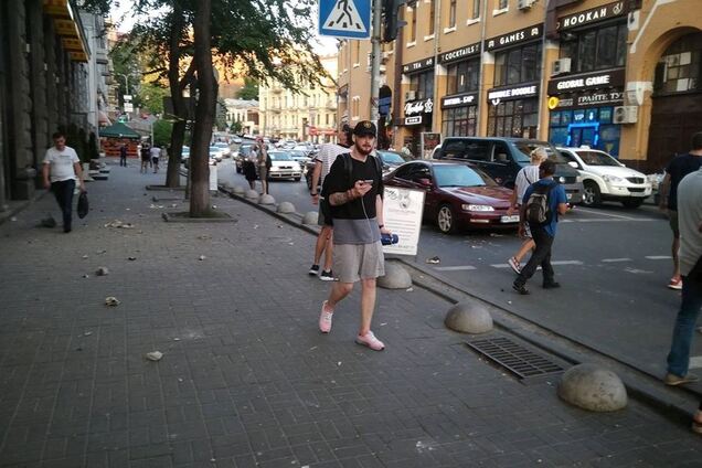 Тротуар завалений ліпниною: в центрі Києва почав руйнуватися будинок