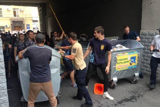 В Харькове зама Кернеса засунули в мусорку: появились фото