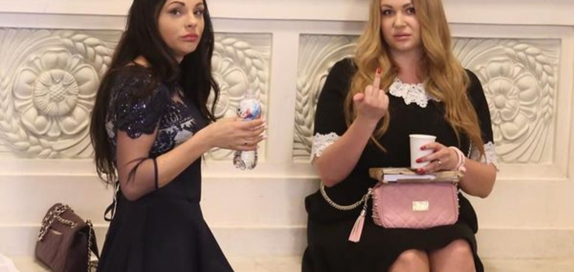 'Тыкала средний палец': в Раде решили наказать скандальных журналисток