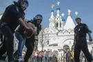Російська поліція затримує протестувальника на акції, скликаній Навальним, Москва, Росія, 5 травня 2018 року