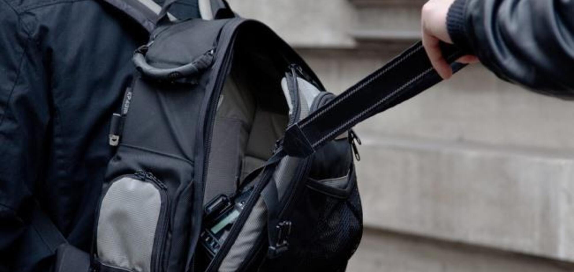 Русское гостеприимство: двух фанаток 'раздели' на ЧМ-2018